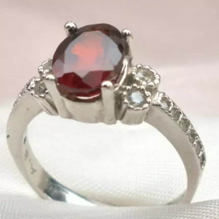 انگشتر نقره زنانه با نگین هسونایت گارنت