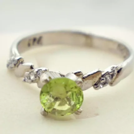 انگشتر نقره زنانه نگین زبرجد