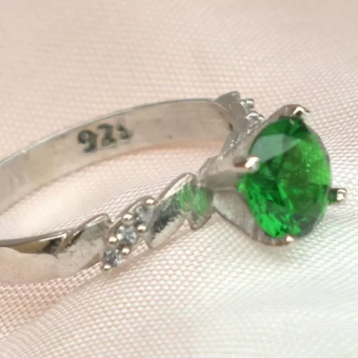 انگشتر نقره زنانه سولیتر با نگین سبز خوشرنگ، کد 402 - Image 3