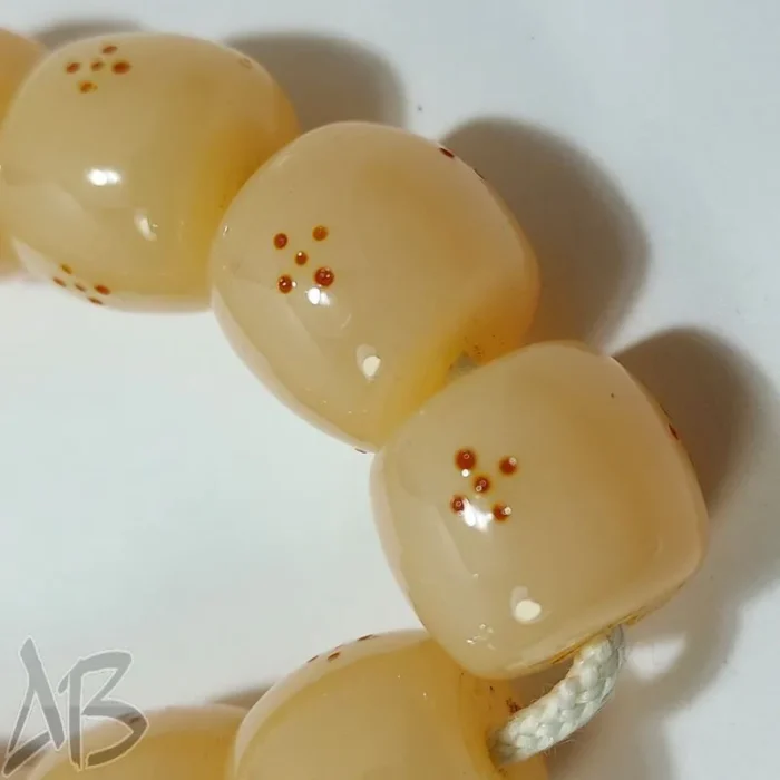 تسبیح سندلوس 33 دانه بودار تراش استوانه ای داغ دار زرد کهربایی کد 826 آقابزرگ - Image 6