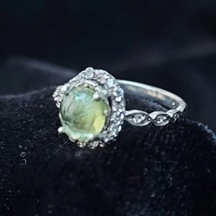 انگشتر نقره با نگین زبرجد