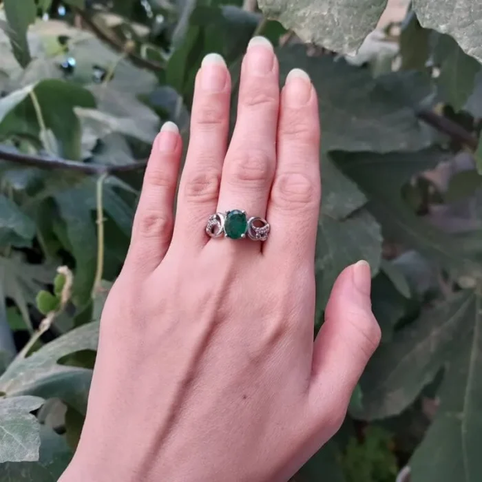 انگشتر نقره زنانه نگین زمرد اصل آبکاری طلا سفید آقابزرگ کد 545 - Image 4