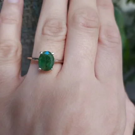 انگشتر زنانه با نگین زمرد