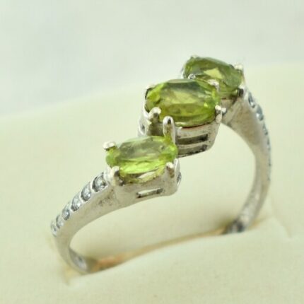 انگشتر زنانه با سه نگین زبرجد زیبا