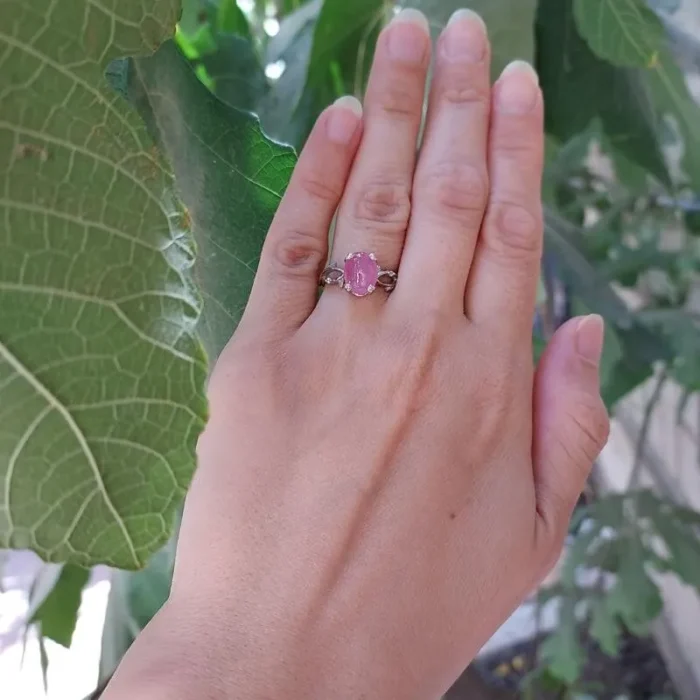 انگشتر نقره زنانه یاقوت صورتی اصل طرح برگ تراش کابوشن آقابزرگ کد 565 - Image 4