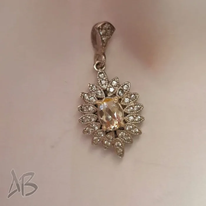 گردنبند یا مدالی نقره با نگین سیترین