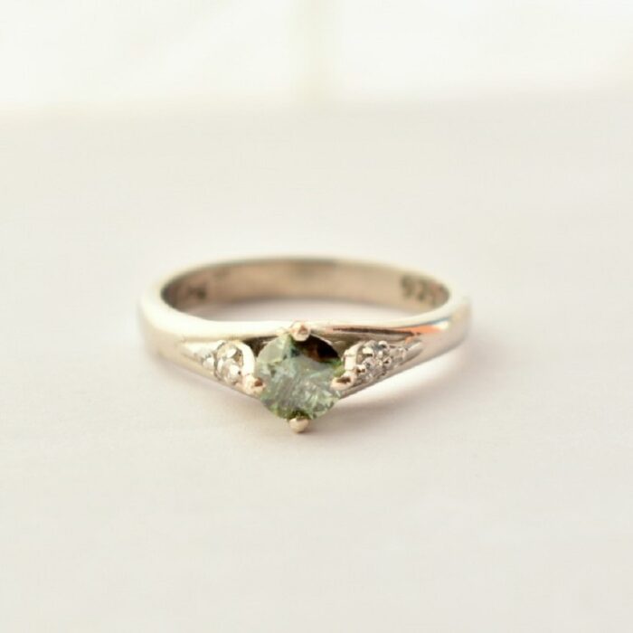 انگشتر نقره زنانه با نگین موزانایت