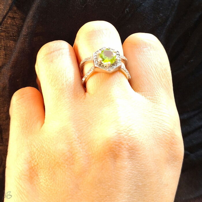 انگشتر نقره زنانه زبرجد اصل عیار 925 آبکاری رودیوم آقابزرگ کد 639 - Image 4