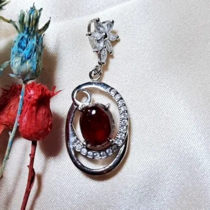 مدالی گردن آویز شکیل و زیبا