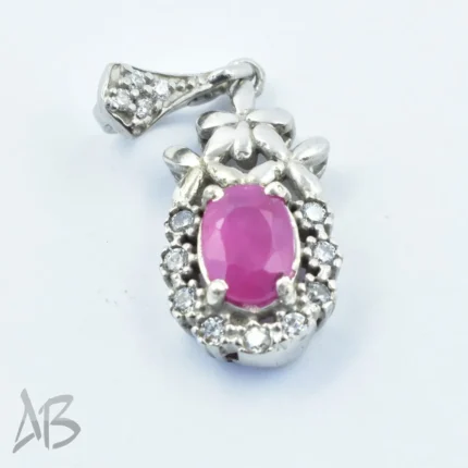 گردنبند مدالی با نگین یاقوت صورتی