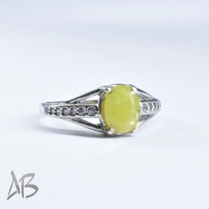 انگشتر نقره زنانه نگین دار با نگین معدنی یاقوت زرد و پوشش طلا سفید آقابزرگ کد 650 - Image 3