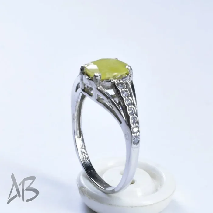 انگشتر نقره زنانه نگین دار با نگین معدنی یاقوت زرد و پوشش طلا سفید آقابزرگ کد 650 - Image 4