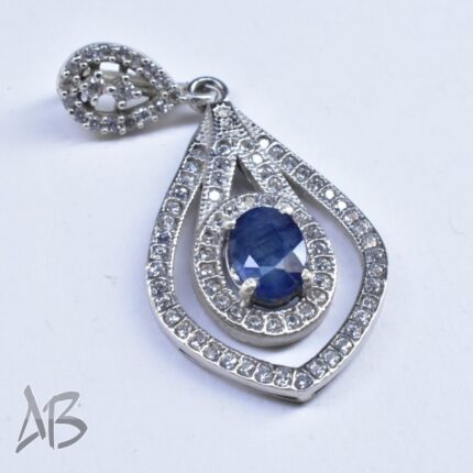 گردنبند مدالی نگین دار یاقوت کبود