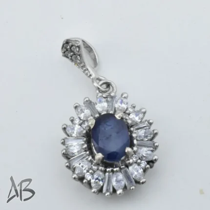 گردنبند نقره یا مدالی نقره با نگین یاقوت کبود