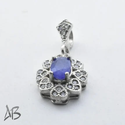 گردنبند نقره یا مدالی نقره با نگین یاقوت کبود