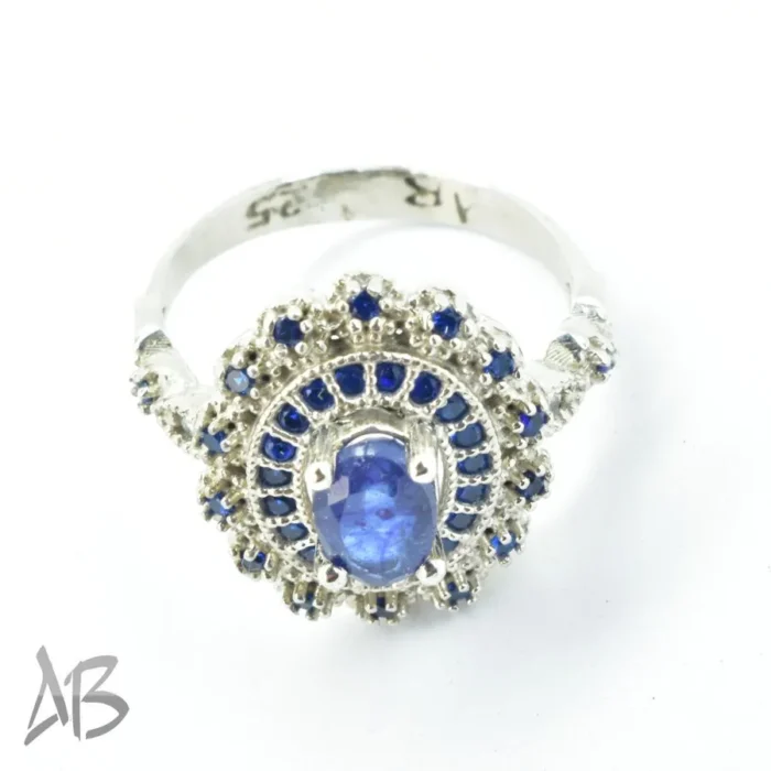 انگشتر نقره زنانه اصل یاقوت کبود خوشرنگ برلیان کات با تزئین نگین‌های رنگی آقابزرگ کد 684 - Image 4