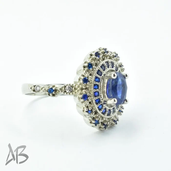 انگشتر نقره زنانه اصل یاقوت کبود خوشرنگ برلیان کات با تزئین نگین‌های رنگی آقابزرگ کد 684 - Image 5