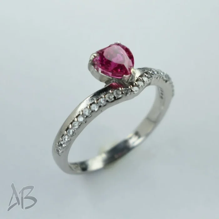 انگشتر نقره زنانه یاقوت صورتی سنتتیک طرح قلب با تزئین نگین‌های اتمی کد 694 - Image 6