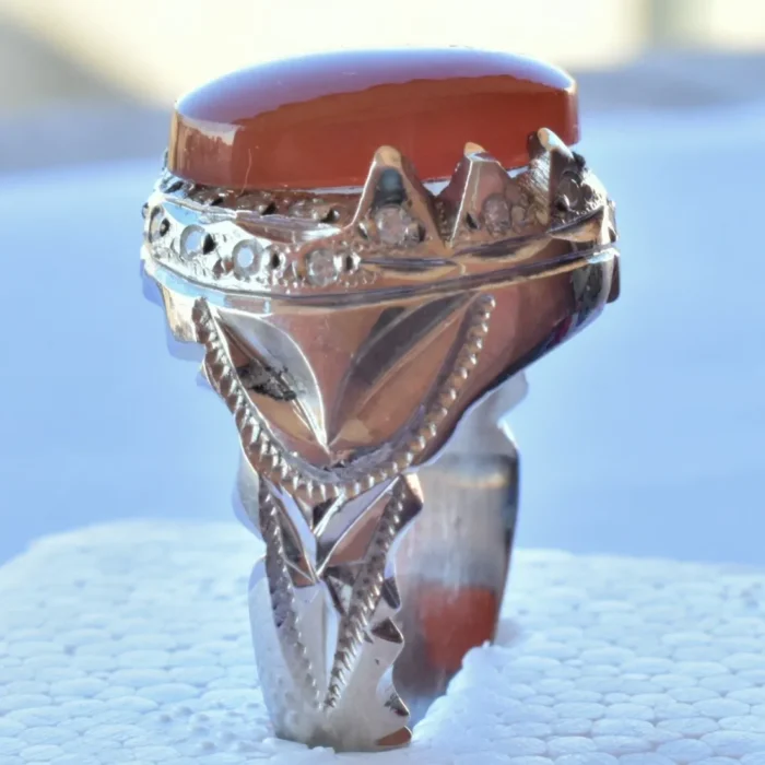 انگشتر مردانه نقره دست‌ساز نگین عقیق یمنی درشت رکاب آینه کاری شده کد M225 - Image 8