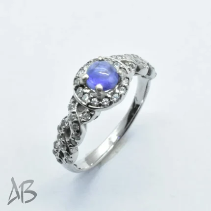 انگشتر نقره زنانه با نگین یاقوت کبود