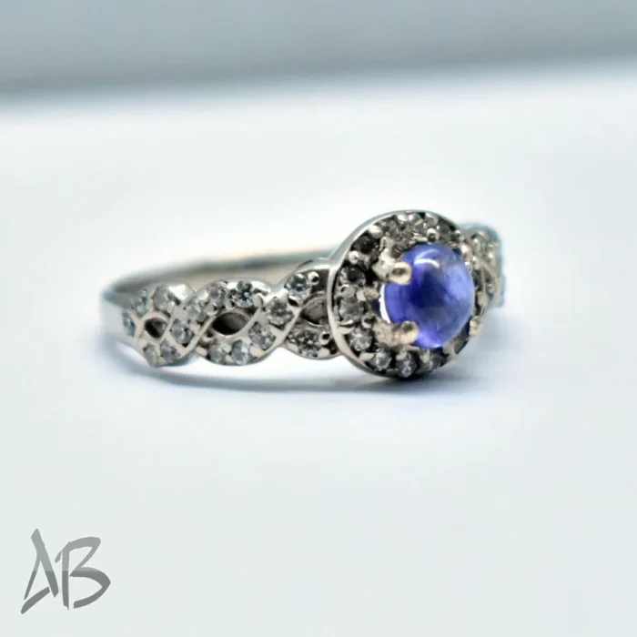 انگشتر نقره زنانه با نگین یاقوت کبود