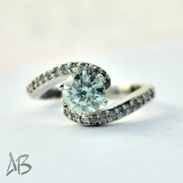 337 (3) انگشتر نقره زنانه موزانایت شفاف با رکاب تابدار بسیار شیک کد 337 - Image 4