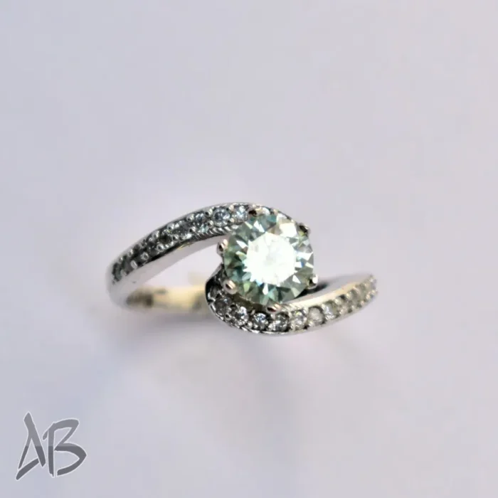 337 (6) انگشتر نقره زنانه موزانایت شفاف با رکاب تابدار بسیار شیک کد 337 - Image 7