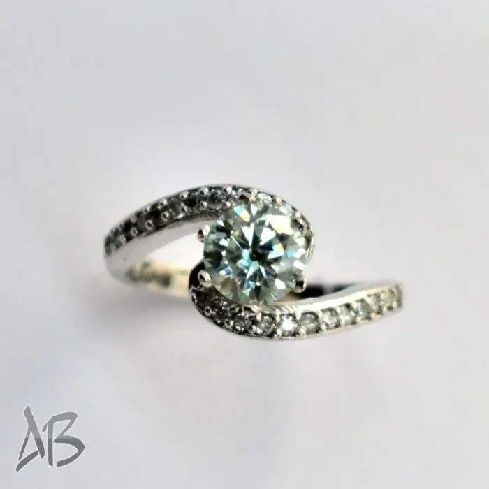 337 (7) انگشتر نقره زنانه موزانایت شفاف با رکاب تابدار بسیار شیک کد 337 - Image 8