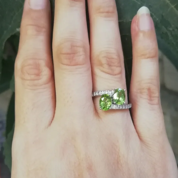 انگشتر نقره زنانه با دو نگین زبرجد معدنی، دو نگینه، آقابزرگ کد 343 - Image 3