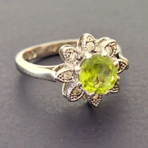 انگشتر نقره زنانه با نگین زبرجد