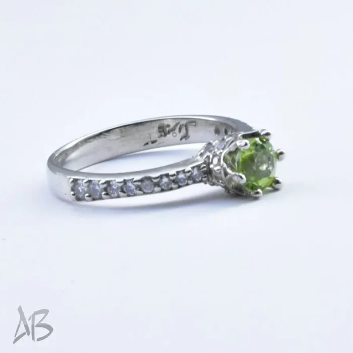 انگشتر نقره زنانه با نگین زبرجد معدنی، رکاب ظریف طرح تاج بسیار زیبا، آقابزرگ کد 348 - Image 3