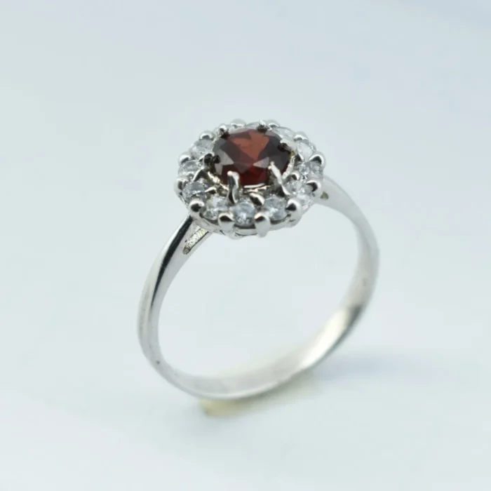 انگشتر نقره زنانه نگین گارنت اصل و معدنی قرمز تیره عیار 925 مناسب انگشت ظریف آقابزرگ کد 350 - Image 6