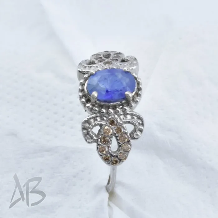 انگشتر نقره زنانه اصل یاقوت کبود برلیان کات با رکاب پر نگین آقابزرگ کد 356 - Image 3