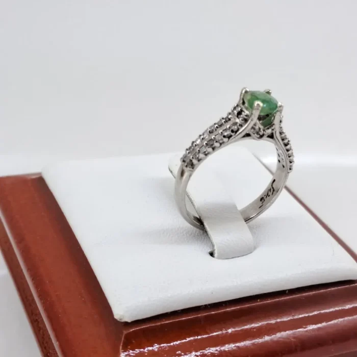 انگشتر نقره زنانه نگین زمرد اصل خوشرنگ، ظریف و سبک، کد 381 - Image 3