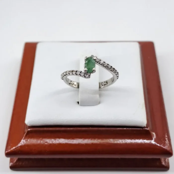 انگشتر نقره زنانه نگین زمرد اصل خوشرنگ، ظریف و سبک سایز 6 عیار 925، کد 382 - Image 4