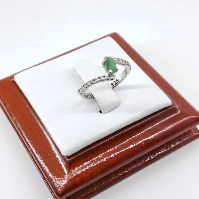 انگشتر نقره زنانه نگین زمرد اصل خوشرنگ، ظریف و سبک سایز 6 عیار 925، کد 382 - Image 5