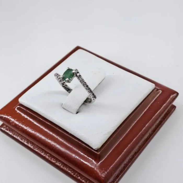 انگشتر نقره زنانه نگین زمرد اصل خوشرنگ، ظریف و سبک سایز 6 عیار 925، کد 382 - Image 6