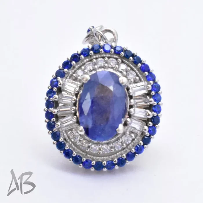 گردنبند نقره (مدالی) اصل یاقوت کبود با تزئین نگین‌های اتمی رنگی بسیار شیک آقابزرگ کد Med109 - Image 4