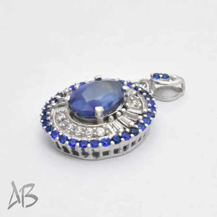 گردنبند نقره (مدالی) اصل یاقوت کبود با تزئین نگین‌های اتمی رنگی بسیار شیک آقابزرگ کد Med109 - Image 5