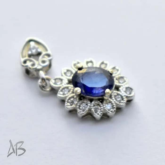 گردنبند نقره یا مدالی نقره با نگین یاقوت کبود