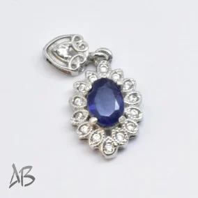 گردنبند نقره یا مدالی نقره با نگین یاقوت کبود