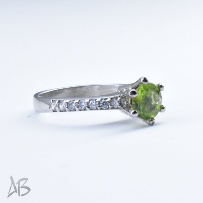 انگشتر نقره زنانه با نگین زبرجد اصل و آبکاری رودیوم آقابزرگ کد 393 - Image 4