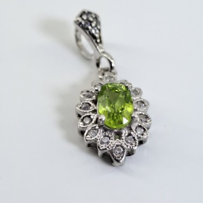 مدالی یا گردنبند با نگین زبرجد اصل زیبا و ظریف آقایزرگ کد Med136 - Image 3