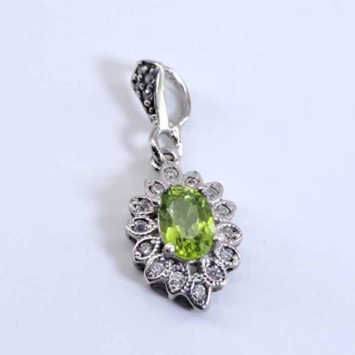 مدالی یا گردنبند با نگین زبرجد اصل زیبا و ظریف آقایزرگ کد Med136 - Image 5