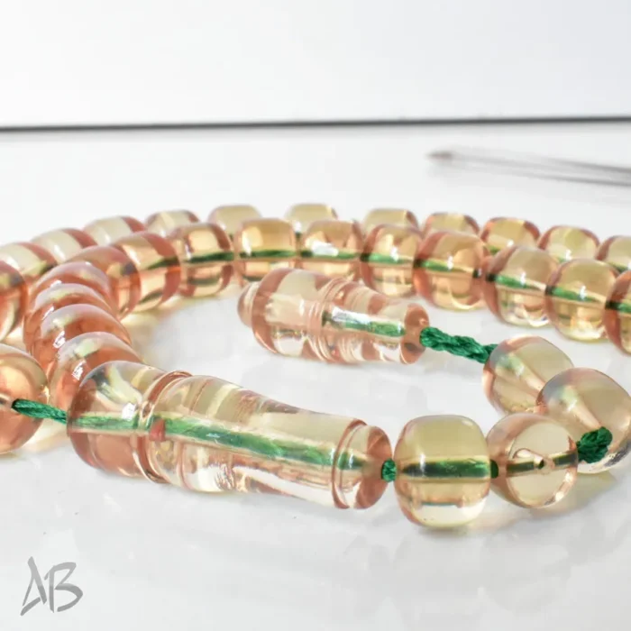 تسبیح سندلوس بودار 33 دانه اصل کد 1299 قپاندار استوانه‌ای لبه گرد عسلی روشن آقابزرگ - Image 6